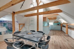 Villa clásica, balcón, vista al jardín | 4 habitaciones, tabla de planchar con plancha y wifi gratis 