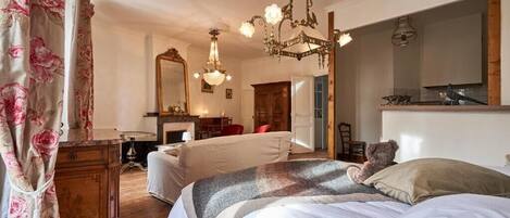 5 bedrooms, Internet, bed sheets