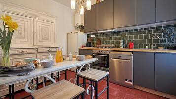 Réfrigérateur, micro-ondes, four, lave-vaisselle