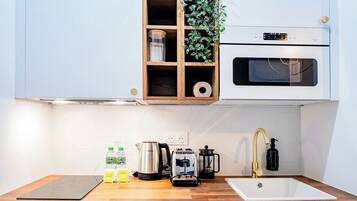 Een microgolfoven, een koffiezetapparaat/waterkoker, een broodrooster