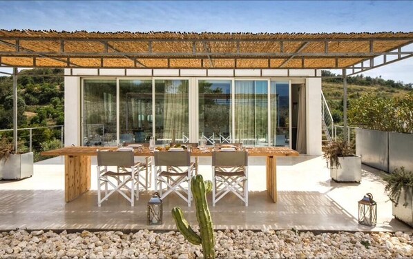 Outdoor dining - Amazing Property of 2 Villas on a Land sea View (Avola)