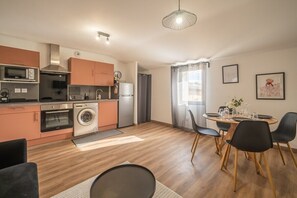 Een koelkast, een microgolfoven, een oven
