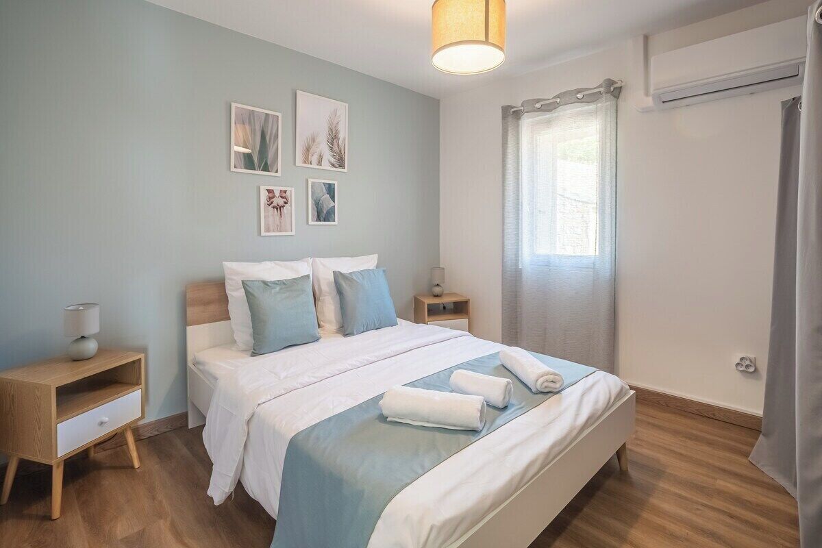 2 bedrooms, desk, internet, bed sheets