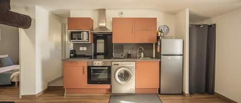 Fridge, microwave, oven, coffee/tea maker