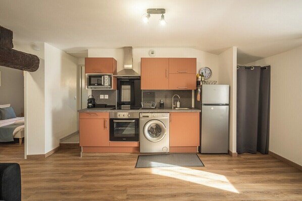 Een koelkast, een microgolfoven, een oven
