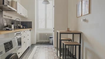 KĂŒhlschrank, Ofen, GeschirrspĂŒler, Wasserkocher mit Kaffee-/Teezubehör