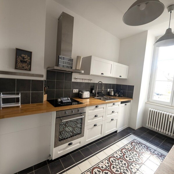 Fridge, oven, dishwasher, coffee/tea maker