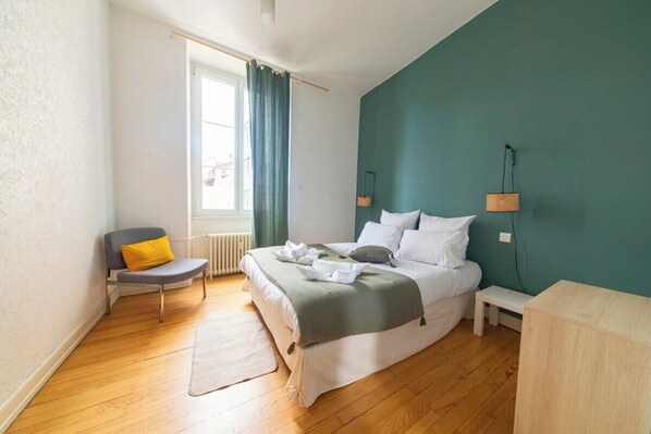 2 chambres, fer et planche à repasser, accès Internet, draps fournis