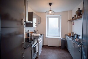 Kühlschrank, Mikrowelle, Ofen, Geschirrspüler