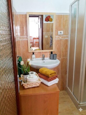 A bathroom with a sink, mirror, and shower. - Home Elias LA Palma City (Santa Cruz de la Palma)