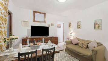 Apartment, 2 Bedrooms, Smoking, Balcony | Living room