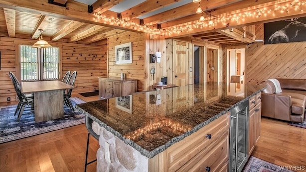 Un interior de madera con una isla de cocina, comedor y asientos.