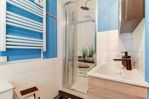 Een douche, handdoeken