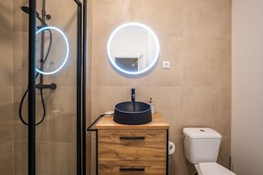 Een douche, handdoeken
