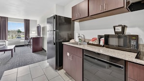 Suite, tilpasset bevegelseshemmede, ikke-røyk (Single King Extended Stay) | Skrivebord, skrivebord for bærbar PC og strykejern/-brett