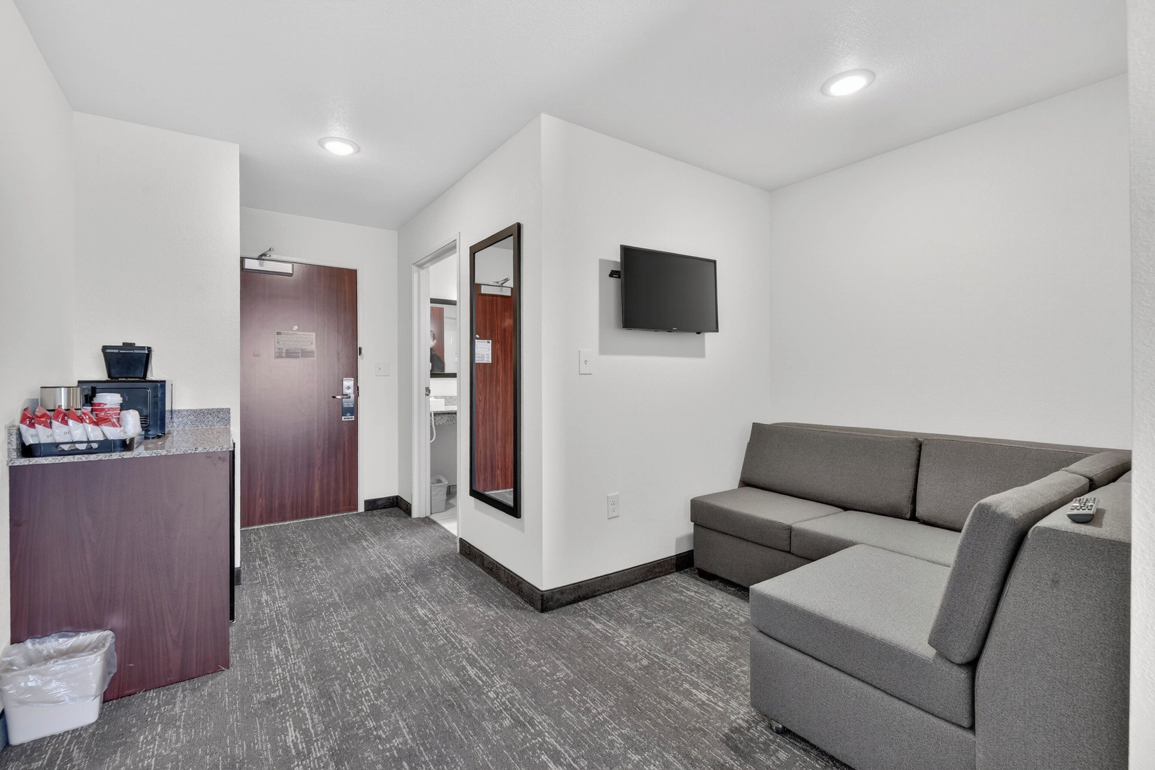 Desk, laptop workspace, iron/ironing board, free WiFi