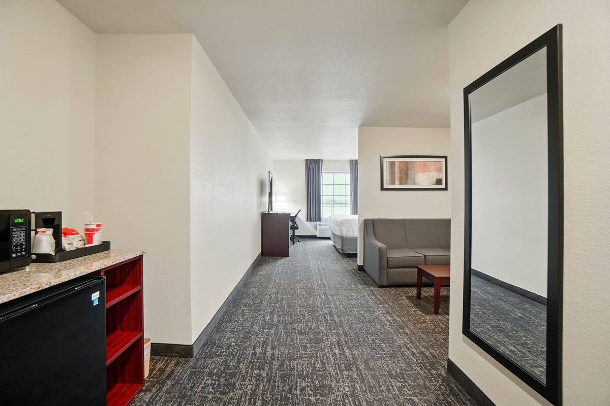 Desk, laptop workspace, iron/ironing board, free WiFi