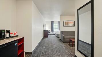 Desk, laptop workspace, iron/ironing board, free WiFi