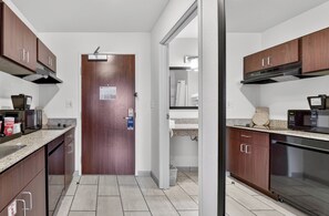 Desk, laptop workspace, iron/ironing board, free WiFi - Cobblestone Hotel & Suites - Eaton (Eaton)