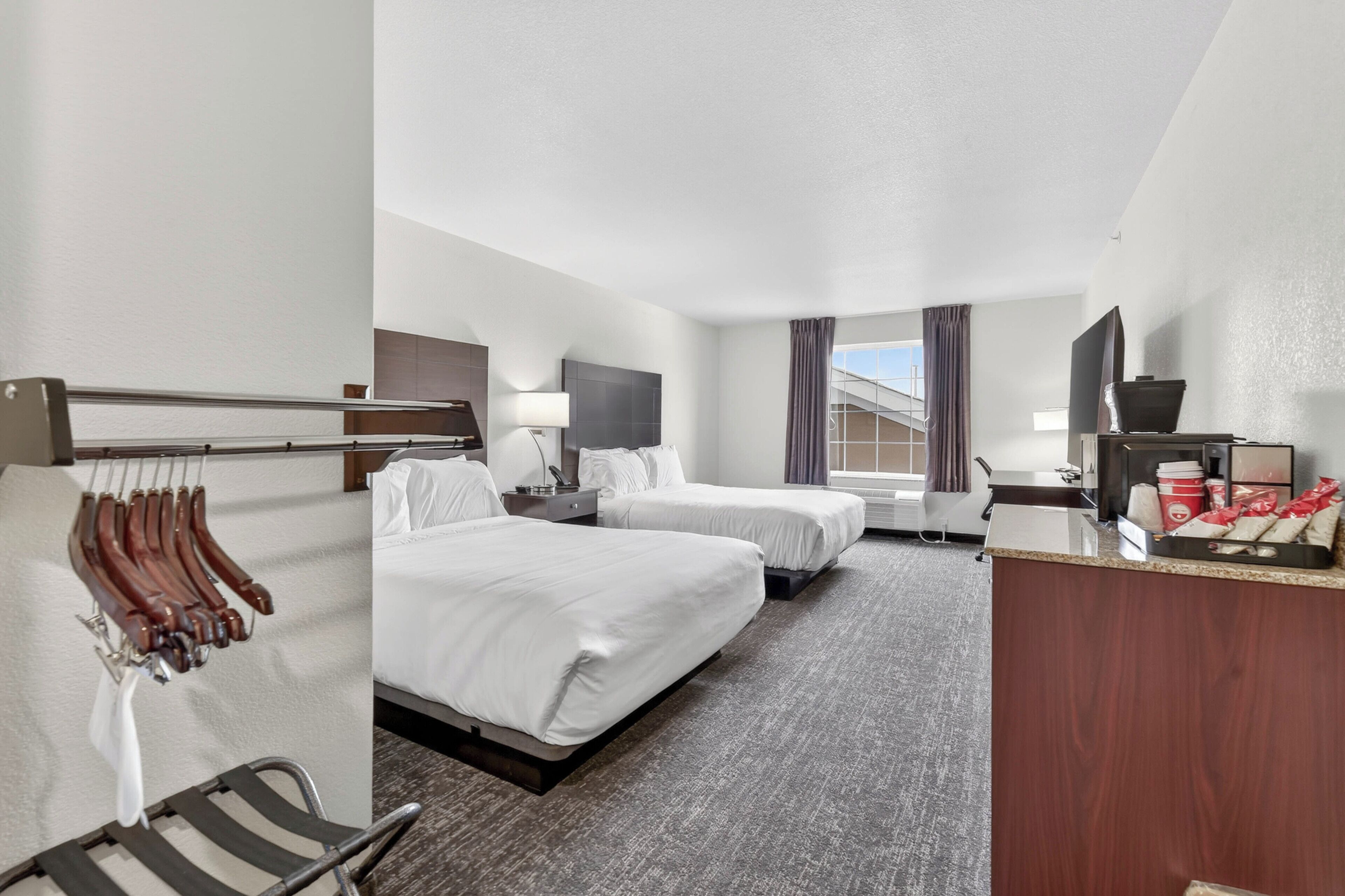 Rom, tilpasset bevegelseshemmede, ikke-røyk (Guestroom) | Skrivebord, skrivebord for bærbar PC og strykejern/-brett