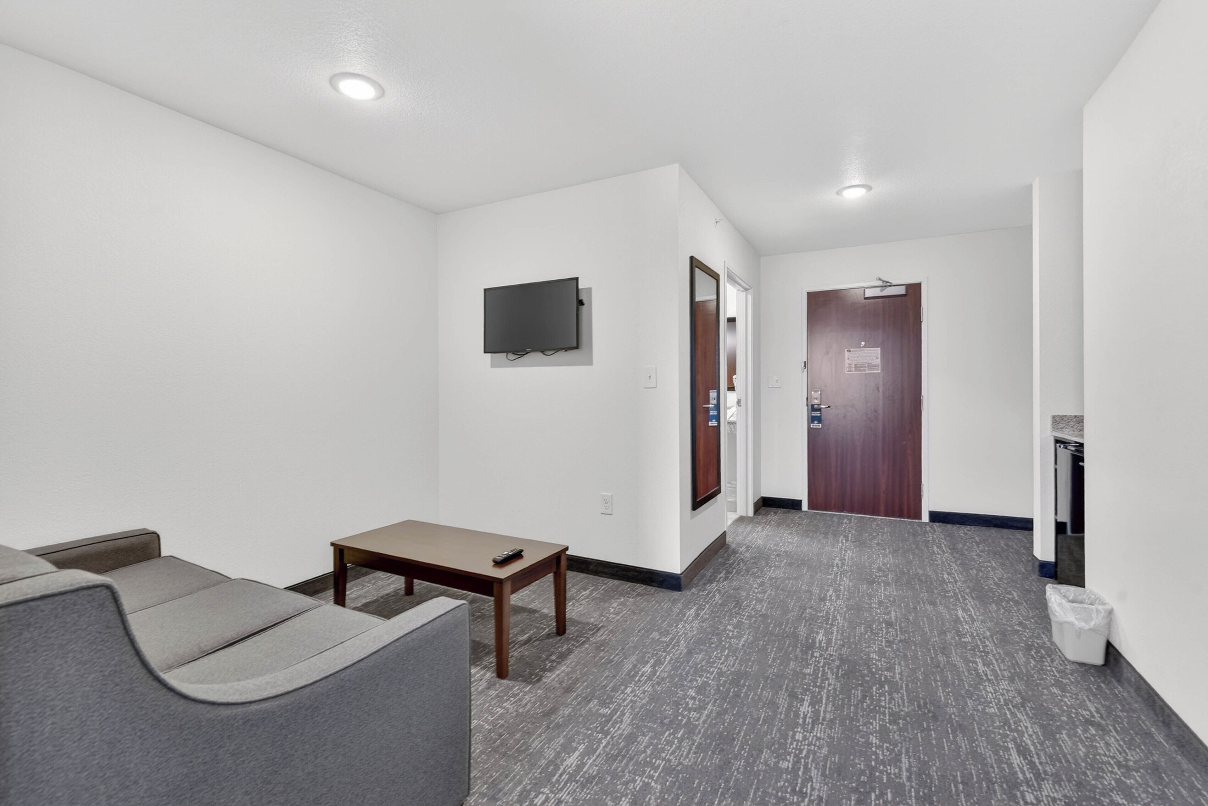 Desk, laptop workspace, iron/ironing board, free WiFi