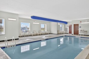 Indoor pool - Cobblestone Hotel & Suites - Eaton (Eaton)