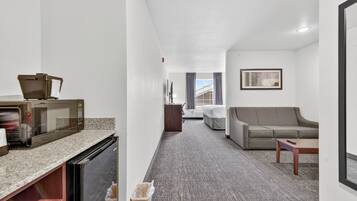 Desk, laptop workspace, iron/ironing board, free WiFi