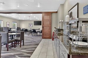 Free daily buffet breakfast  - Cobblestone Hotel & Suites - Eaton (Eaton)