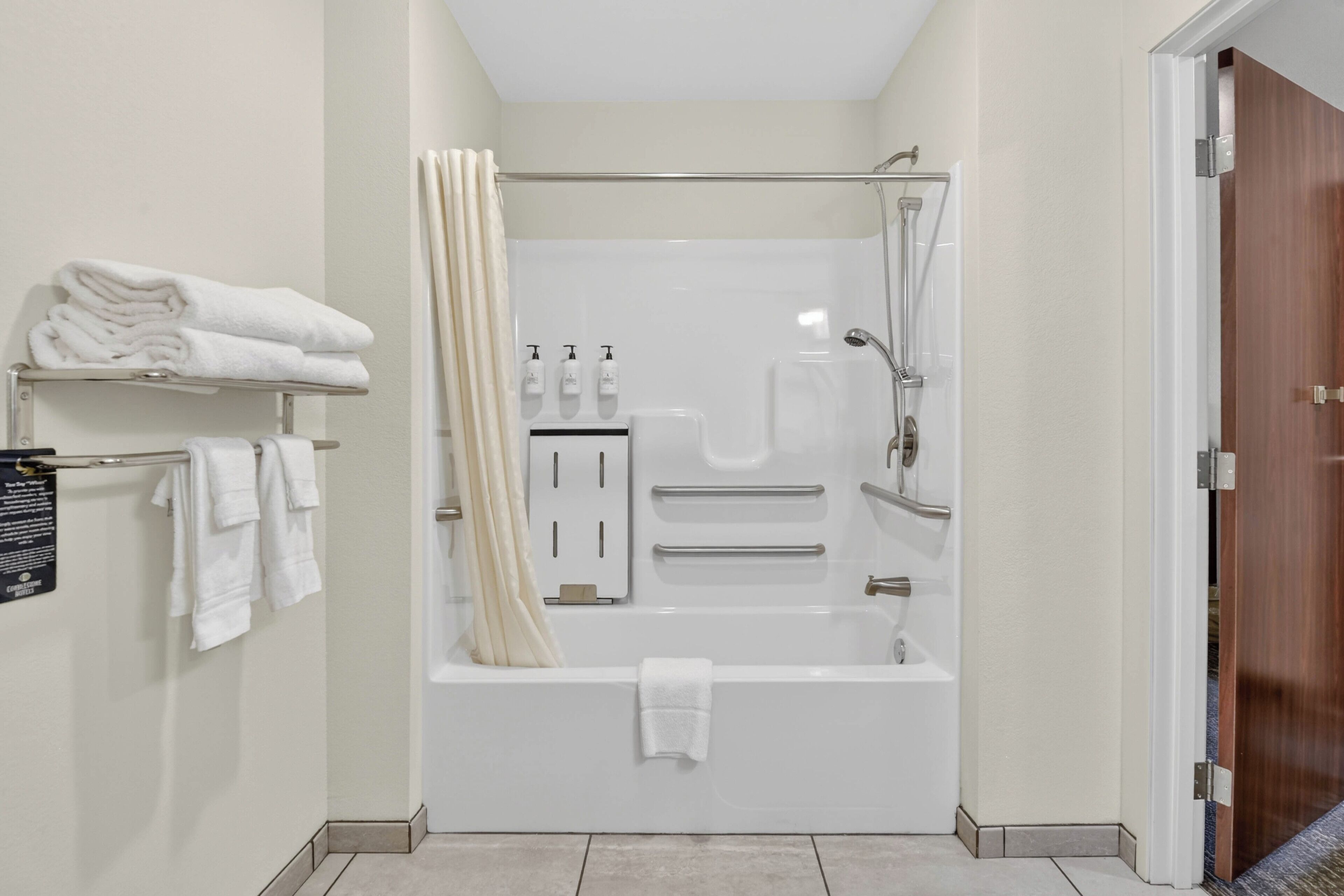 Toalettartikler (inkludert), hårføner, håndklær og såpe