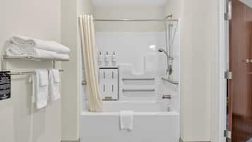 Toalettartikler (inkludert), hårføner, håndklær og såpe