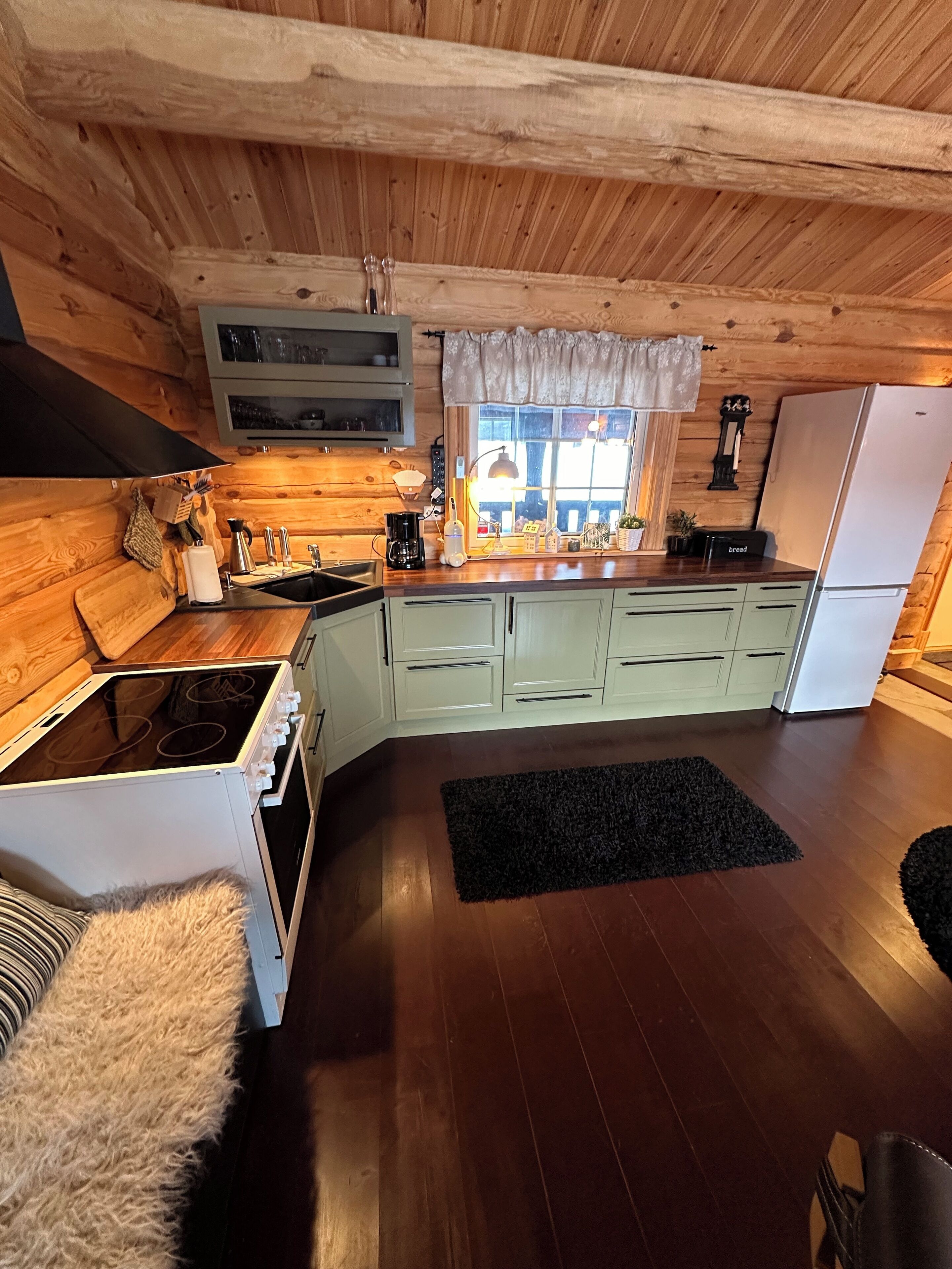 Kjøleskap, mikrobølgeovn, ovn og kaffetrakter/tekoker