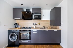 Kühlschrank, Mikrowelle, Ofen, Wasserkocher mit Kaffee-/Teezubehör