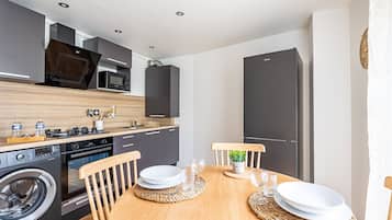 Kylskåp, mikrovågsugn, ugn och kaffe- och tebryggare