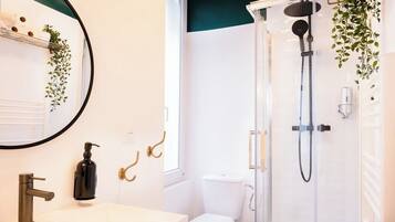 Een douche, handdoeken