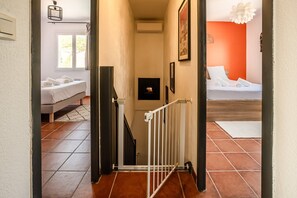 4 bedrooms, iron/ironing board, internet, bed sheets