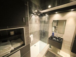Douche, serviettes fournies