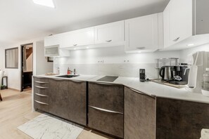 Een koelkast, een microgolfoven, een oven