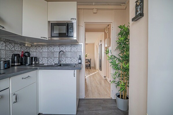 Refrigerador, microondas, horno y cafetera y tetera 