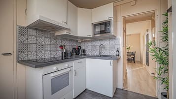 Een koelkast, een microgolfoven, een oven