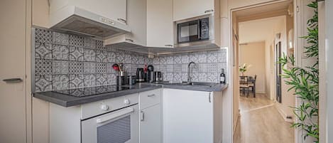 Fridge, microwave, oven, coffee/tea maker