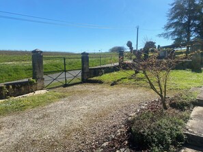 Property grounds - Self-catering cottage 10 minutes from Saint Emilion (Saint-Jean-de-Blaignac)