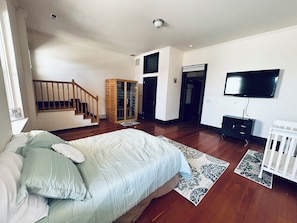 4 bedrooms, desk, travel crib, free WiFi - Luxury Downtown Loft w/ Rooftop Patio & Sauna - Sleeps 12 - Walk to Square (Fairfield)