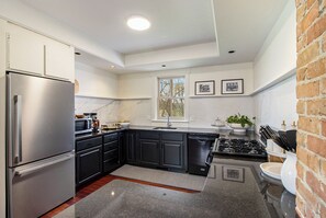 Microondas, horno, placa de cocina, lavavajillas