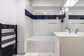 Séchoir à cheveux, serviettes fournies