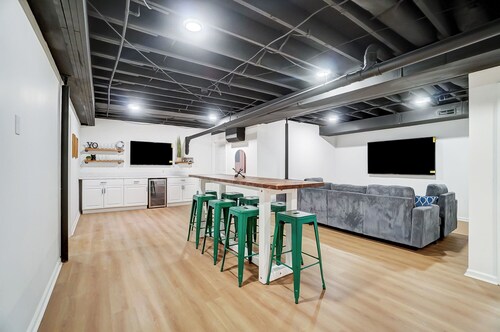 5 Bedroom + 2 Barns + Basketball + Pickle ball + Fire pit + Hot Tub!