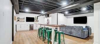 5 Bedroom + 2 Barns + Basketball + Pickle ball + Fire pit + Hot Tub!