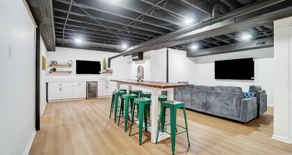 5 Bedroom + 2 Barns + Basketball + Pickle ball + Fire pit + Hot Tub!