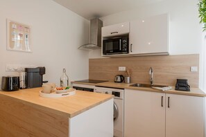 Fridge, microwave, oven, coffee/tea maker