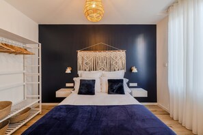 1 bedroom, desk, internet, bed sheets