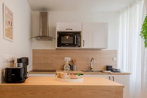 Fridge, microwave, oven, coffee/tea maker
